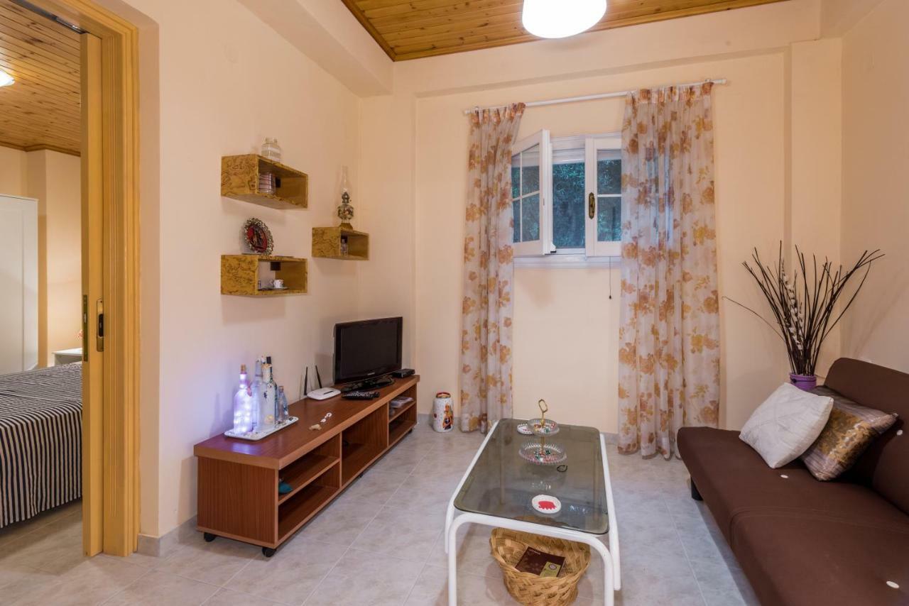 Family Holiday Apartment With Garden & Bbq Velonádes Zewnętrze zdjęcie