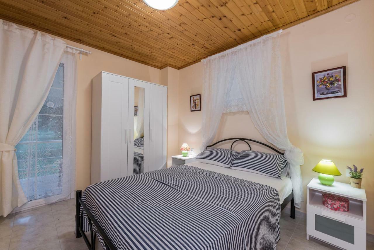 Family Holiday Apartment With Garden & Bbq Velonádes Zewnętrze zdjęcie