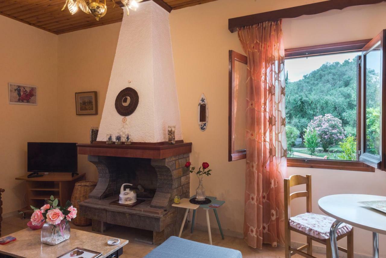 Family Holiday Apartment With Garden & Bbq Velonádes Zewnętrze zdjęcie